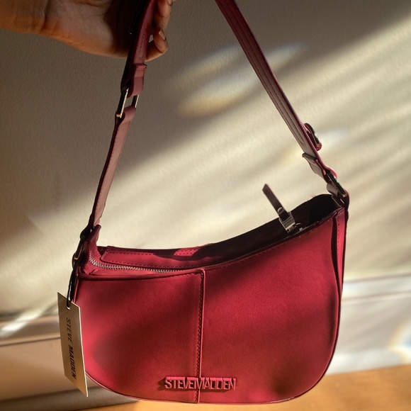 ๐ NEW Red (Cranberry) asymmetrical Steve Madden Hand Bag NWT - Picture 3 of 7